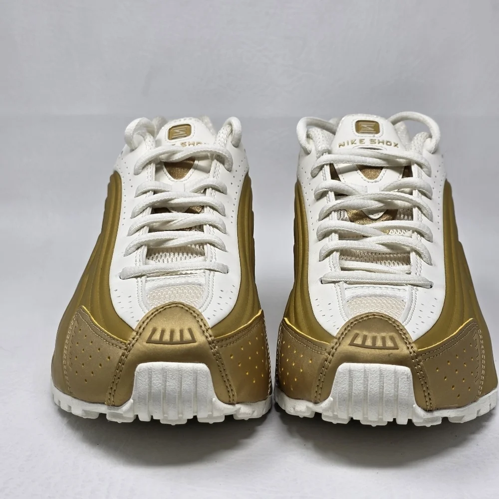 Nike Shox R4 Womens Sz 6.5 Soft Pearl/Metallic Gold Sneakers AR3565-010 New